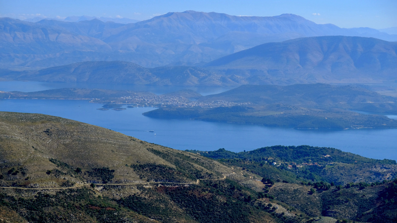 2017-10-12_103828 korfu-2017.jpg - Blick vom Pantokratot zur albanischen Kste mit der Stadt Ksamil